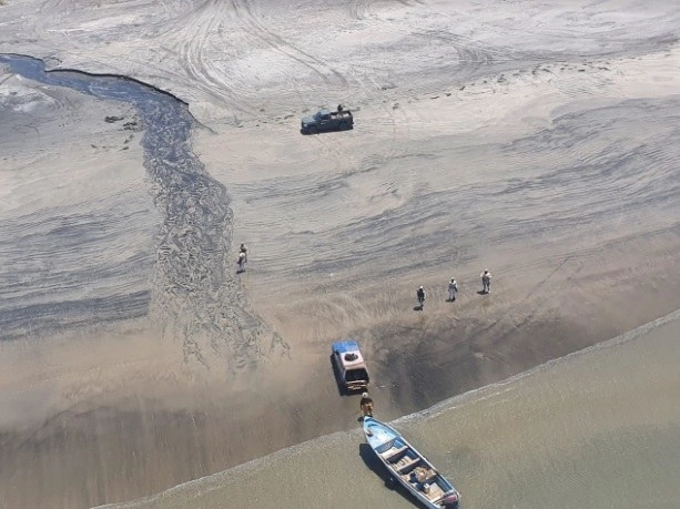 La Semar logró interceptar una embarcación que transportaba más de una tonelada de diversas drogas, cuando navegaba en inmediaciones de la Bahía Falsa y Punta Azufre, en Cabo San Quintín, Baja California. Foto cortesía de Semar 