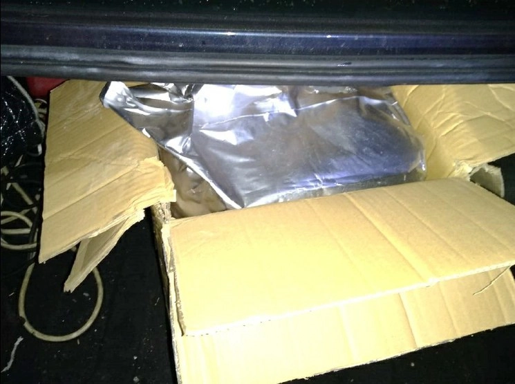 En la cajuela del vehículo se encontró una caja con 26.3 kilogramos de una sustancia similar al fentanilo. Foto Sedena