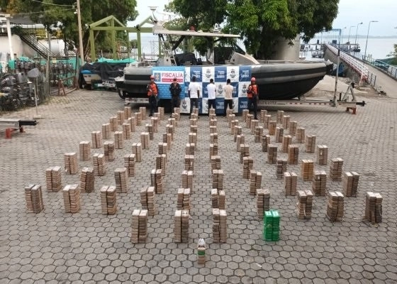 Una vez en puerto se identificó la sustancia como clorhidrato de cocaína y se puso a disposición judicial a los detenidos, de 26, 37 y 63 años. Foto Europa Press.