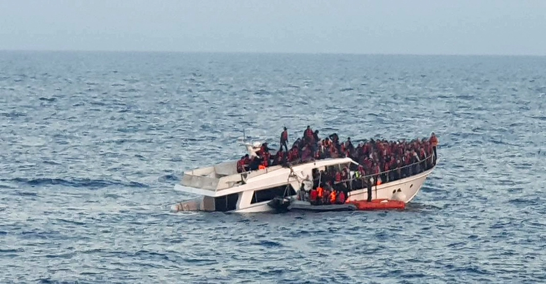 Embarcación de migrantes que se hunde en aguas del Mediterráneo, frente a la costa norte del país, cerca de Trípoli, durante una operación de rescate de la marina libanesa. Foto Afp