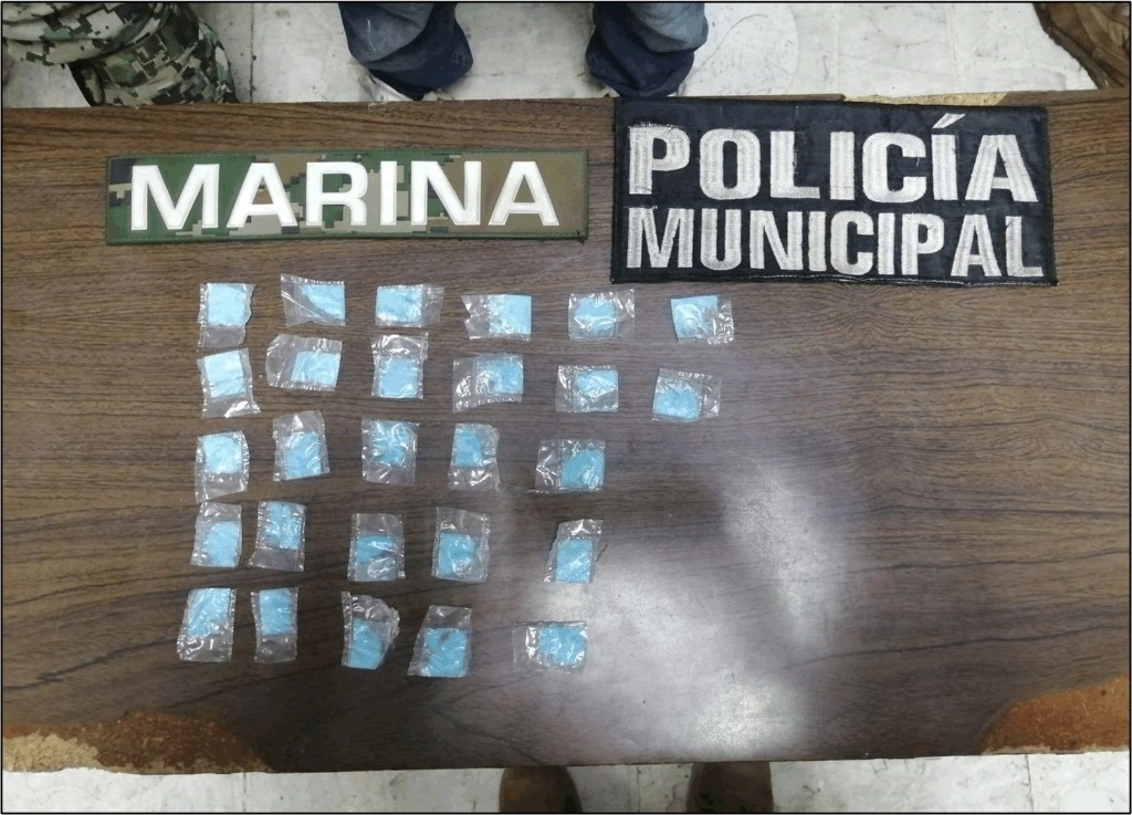 Fuentes del Gabinete de Seguridad indicaron que el detenido pertenece a la Policía Federal Ministerial, y junto con lo asegurado fue puesto a disposición del Ministerio Público. Foto cortesía Semar.