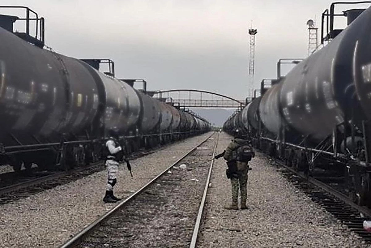 Gran parte de los hidrocarburos ilegales pasaban por ferrocarriles, barcos y camiones cisterna, explicó Rafael Marín Mollinedo, titular de la ANAM.