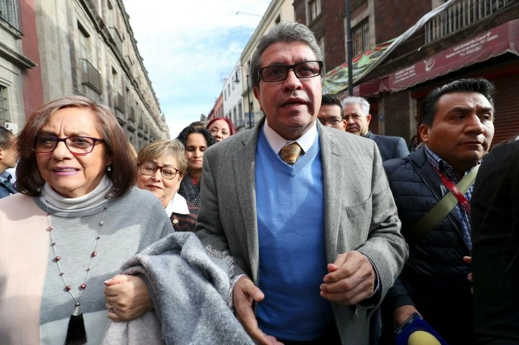 Martha Lucía Mícher y Ricardo Monreal, senadores de Morena, durante su arribo a Palacio Nacional para reunirse con el presidente López Obrador. Foto Luis Castillo