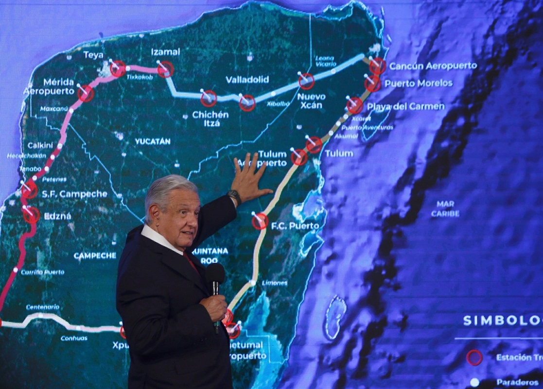 El presidente Andrés Manuel López Obrador afirmó ayer que existe una campaña financiada por organismos internacionales y empresarios mexicanos, en la que se utiliza a seudoambientalistas, para frenar la obra. Sostuvo que entre los opositores puede haber personas preocupadas por la ecología, “pero en general se trata de gente sin escrúpulos”. Foto Guillermo Sologuren 