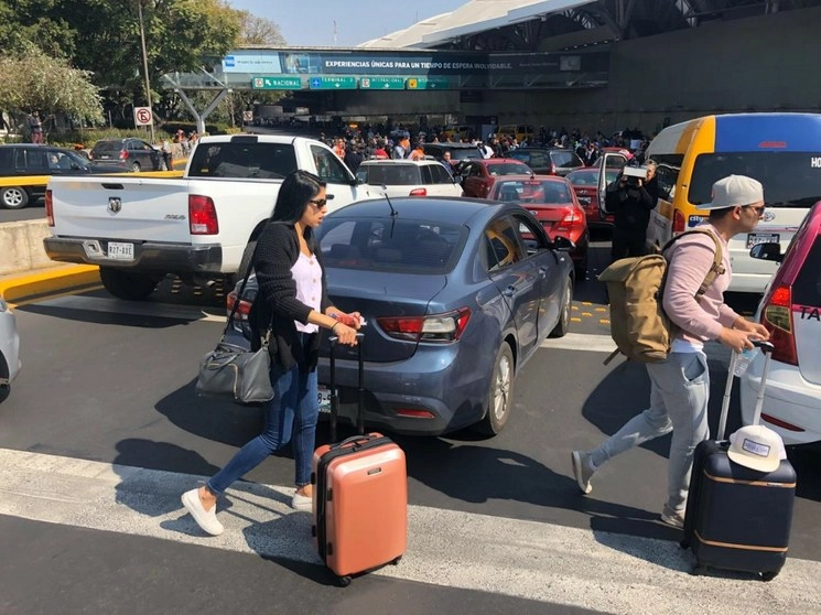 Afuera del aeropuerto internacional. Foto Alfredo Domínguez/ La Jornada