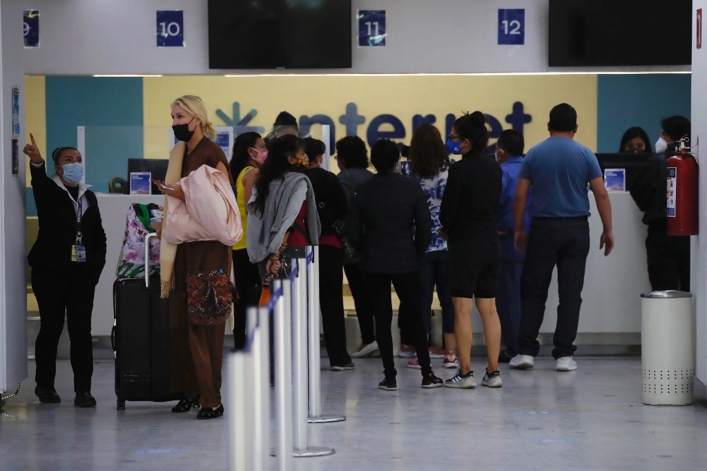 Pasajeros de Interjet llegan al módulo de la aerolínea en el Aeropuerto Internacional de la Ciudad de México a pedir información acerca de la cancelación de los vuelos este 1 de noviembre de 2020, Foto Víctor Camacho