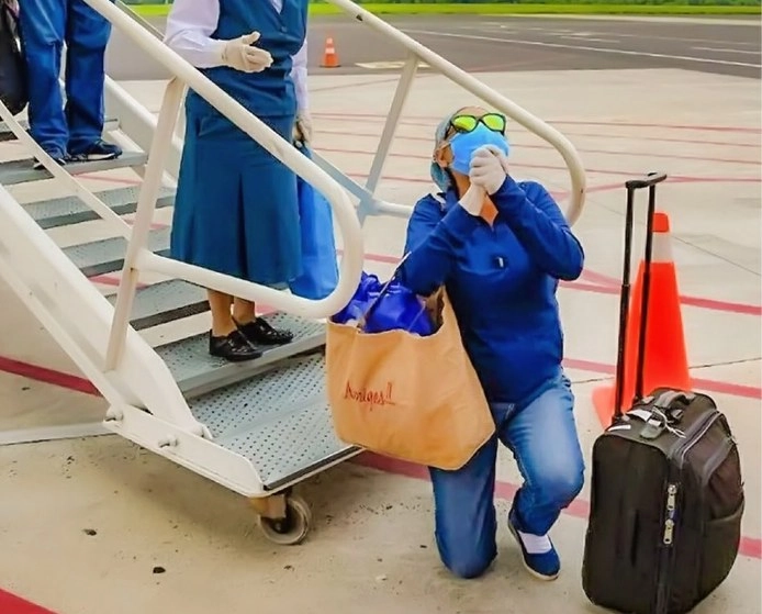 Salvadoreños llegan a su país mediante un vuelo solidario pactado con Interjet. Foto @interjet
