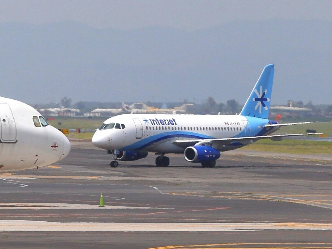El sindicato de trabajadores de la Sección 15 de Interjet señaló que la aerolínea no cumplió con el pago "puntual" de salarios, vales de despensa y demás prestaciones. Foto Guillermo Sologuren / Archivo