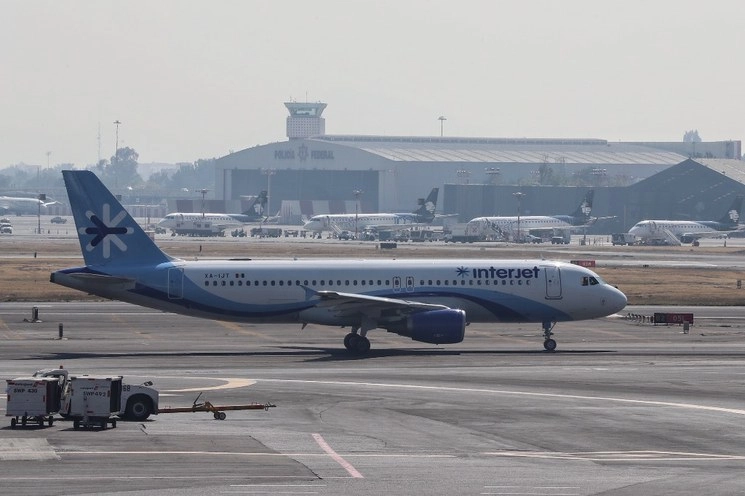 Aviones de la empresa Interjet en el Aeropuerto Internacional de la Ciudad de México. Foto Marco Peláez