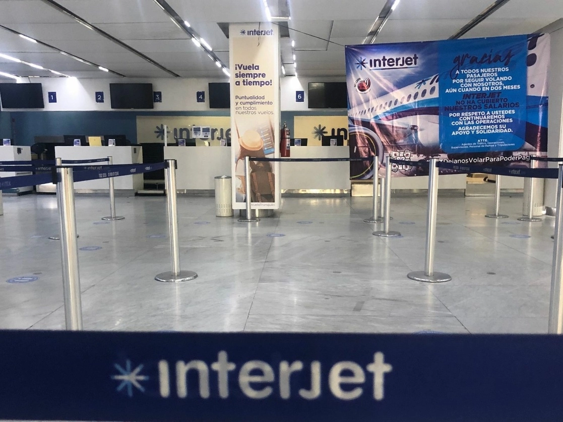 Por segunda ocasión en un mes, la falta de dinero para combustible llevó a Interjet a suspender operaciones durante este fin de semana. Foto Luis Castillo