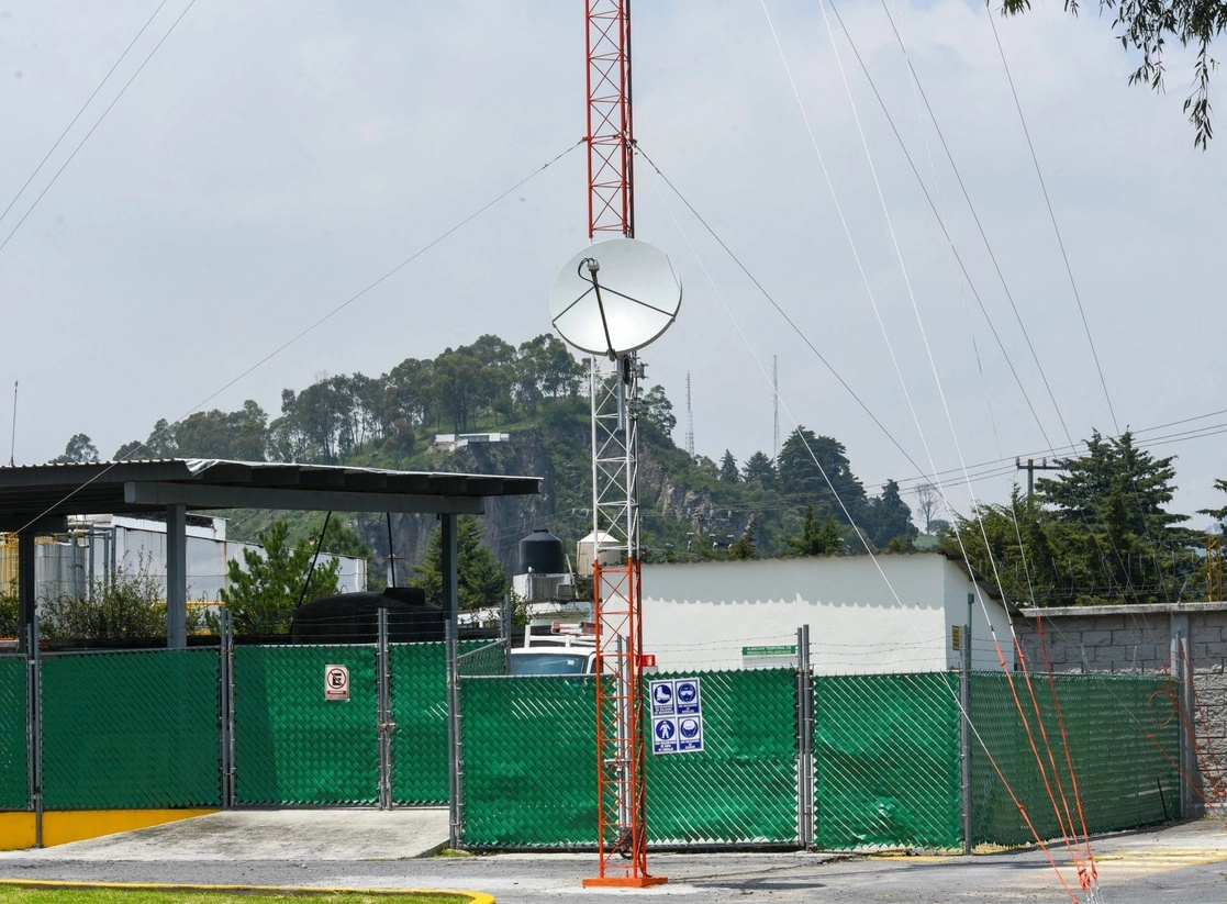 Se colocan antenas de internet para ofrecer el servicio gratuito en pequeñas comunidades de Michoacán. Foto Cuartoscuro / Archivo
