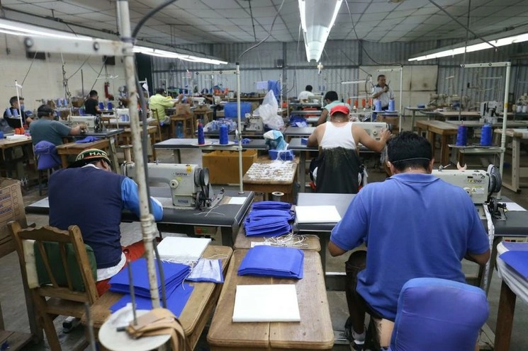 Tras ser elaborados, los cubrebocas pasarán por un proceso de esterilización para después poder ser usados por el personal médico del estado. Foto Luis A. Boffil
