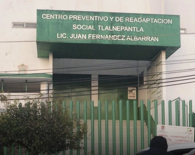 Además de golpear al preso que acusaban de extorsión, los mismos reclusos grabaron la agresión. Foto La Jornada