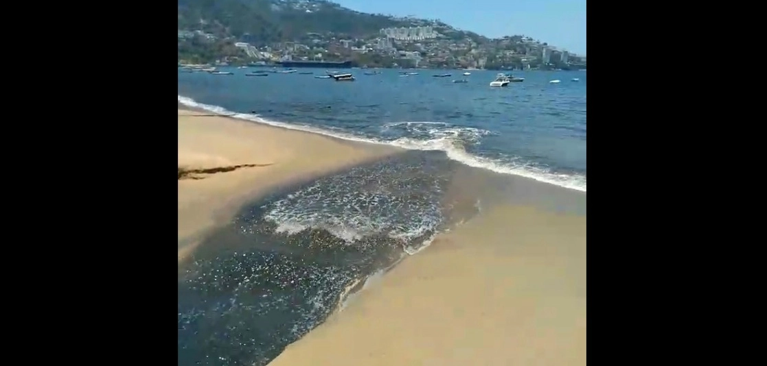 Critican que autoridades permitan y propicien este tipo de descargas a la bahía de Acapulco. Foto cortesía Tuderpi