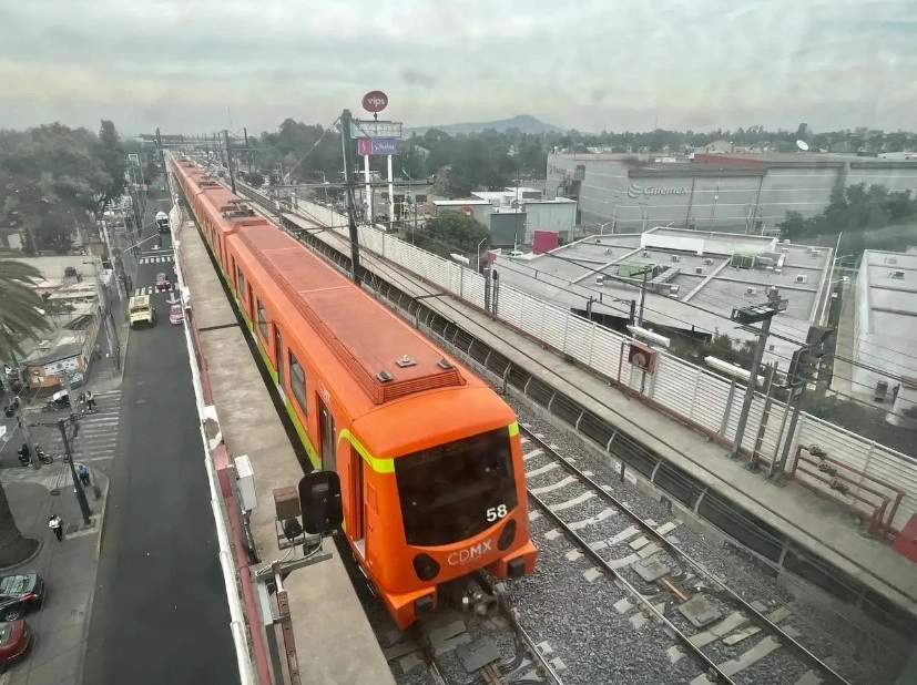 Una unidad del Metro de la Línea 12 atraviesa el tramo elevado entre las estaciones Olivos y Tezonco, zona que colapsó el 3 de mayo de 2021, en la Ciudad de México. Foto Luis Castillo / Archivo 
