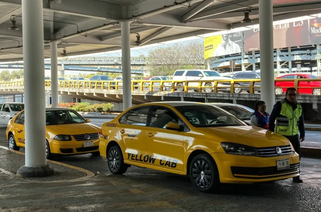 Taxis en la Terminal 1 del AICM en imagen de archivo. Foto Cuartoscuro