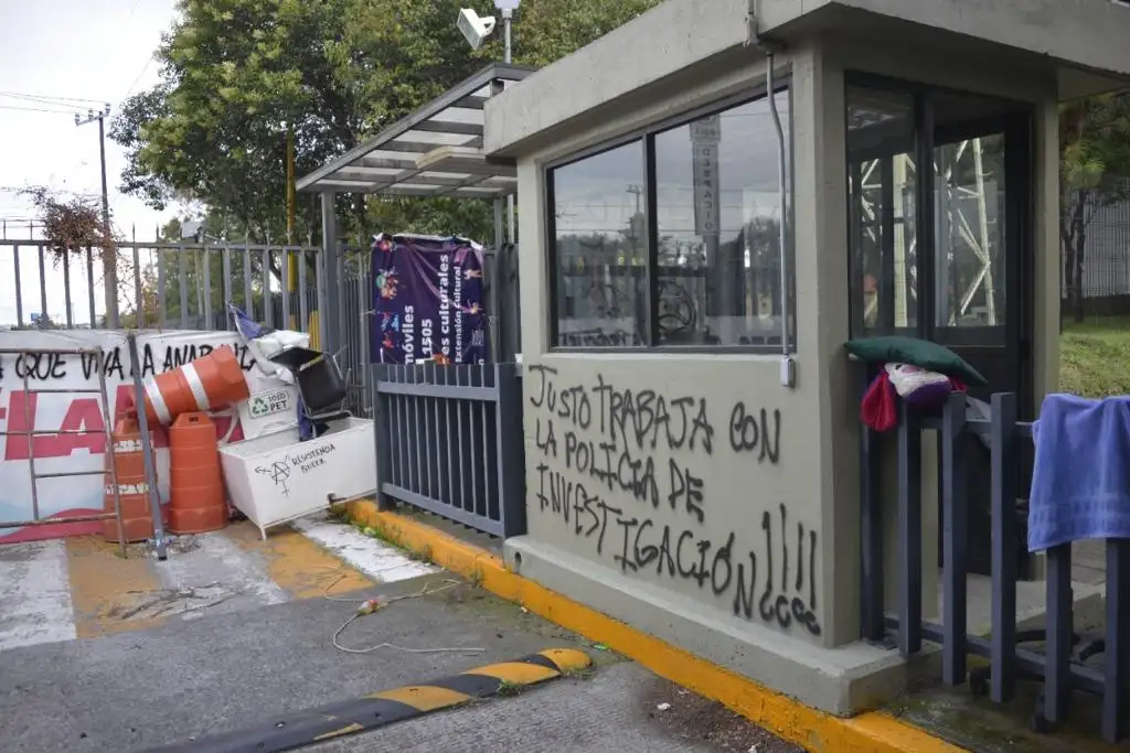 Caseta vandalizada en el acceso al campus. Foto La Jornada