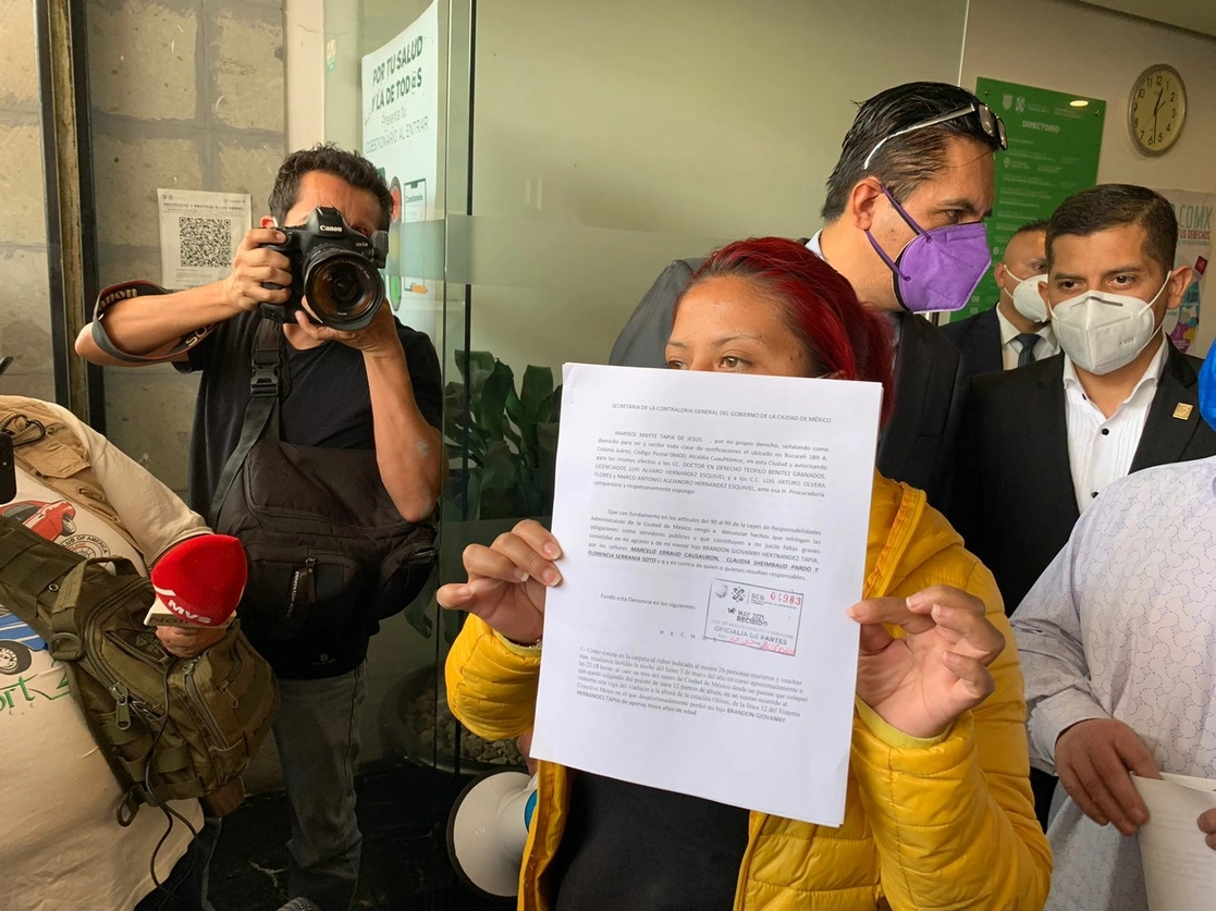 La señora Marisol Tapia, madre del menor fallecido en el desplome de una trabe del viaducto elevado de la Línea 12 del Metro, interpuso una queja en la Secretaría de la Contraloría General de la CDMX. Foto Alfredo Domínguez
