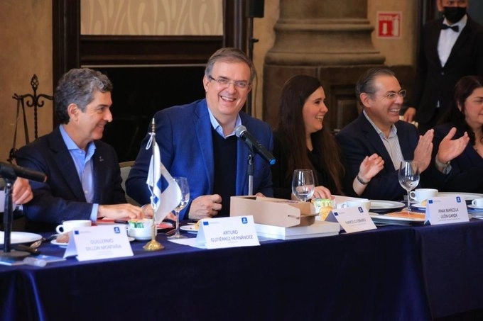 Marcelo Ebrard en evento de la CAINTRA de Nuevo León este sábado. Foto tomada de su cuenta de twitter