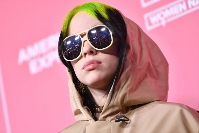 Billie Eilish cantará la canción principal de la próxima película de James Bond, ‘No time to die’. Foto Afp