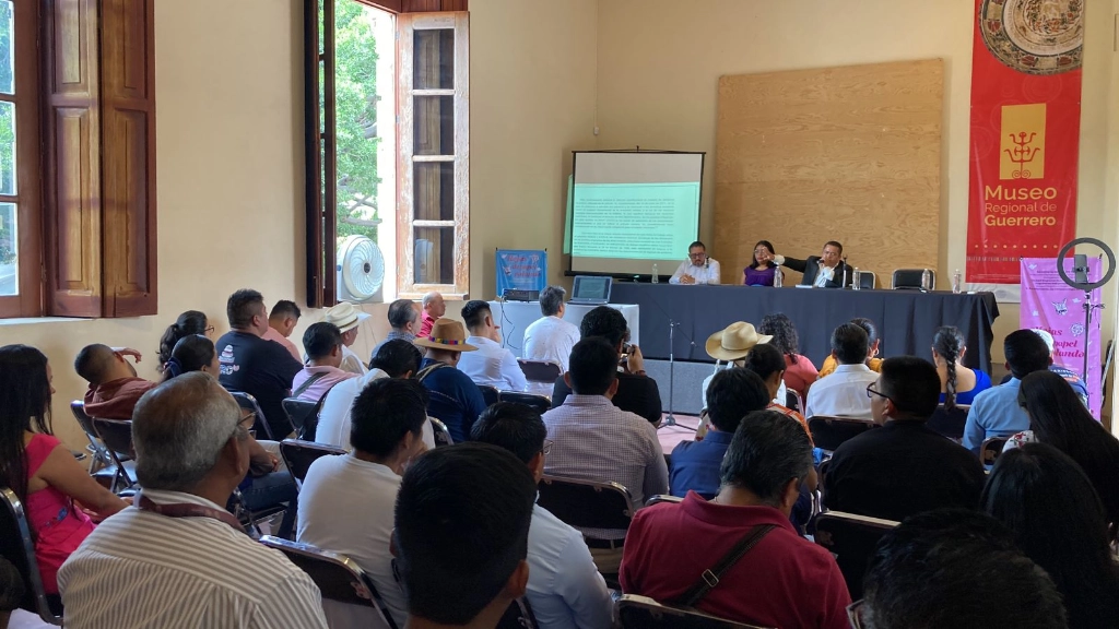 Intérpretes de lenguas indígenas denunciaron que su labor enfrenta muchos osbtáculos y discriminación. Foto La Jornada