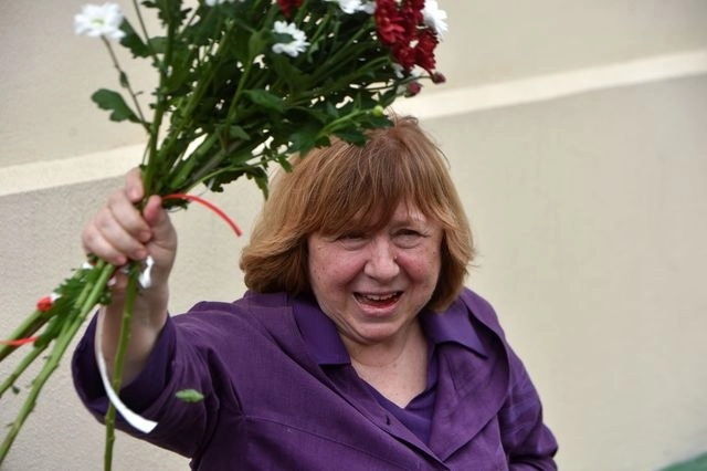 La Premio Nobel de Literatura y opositora Svetlana Alexievich se negó a responder a las preguntas de los investigadores bielorrusos. Foto Afp 