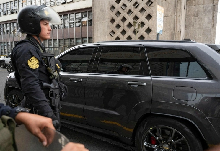 Durante la llegada de la presidenta de Perú, Dina Boluarte, a la fiscalía en Lima, el 6 de junio de 2023. Foto Afp 