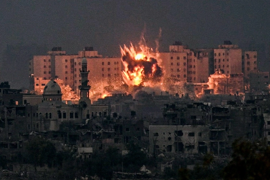 Una bola de fuego estalla durante un bombardeo israelí en el norte de la Franja de Gaza el 14 de octubre de 2023. Foto Afp