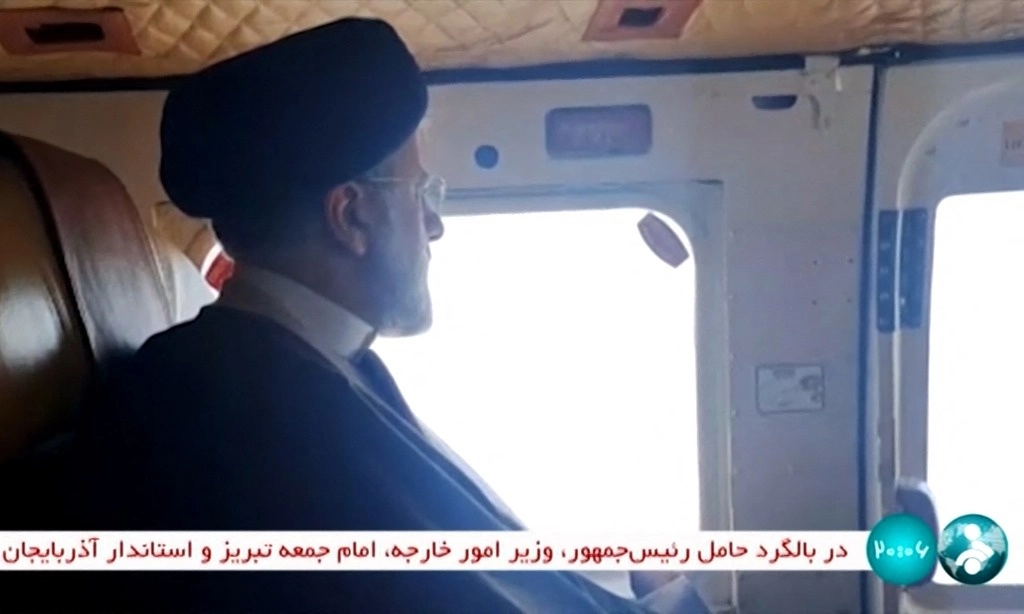 El presidente iraní, Ebrahim Raisi, a bordo del helicóptero que sufrió un accidente, en imagen de la televisora estatal IRINN. Foto Afp 