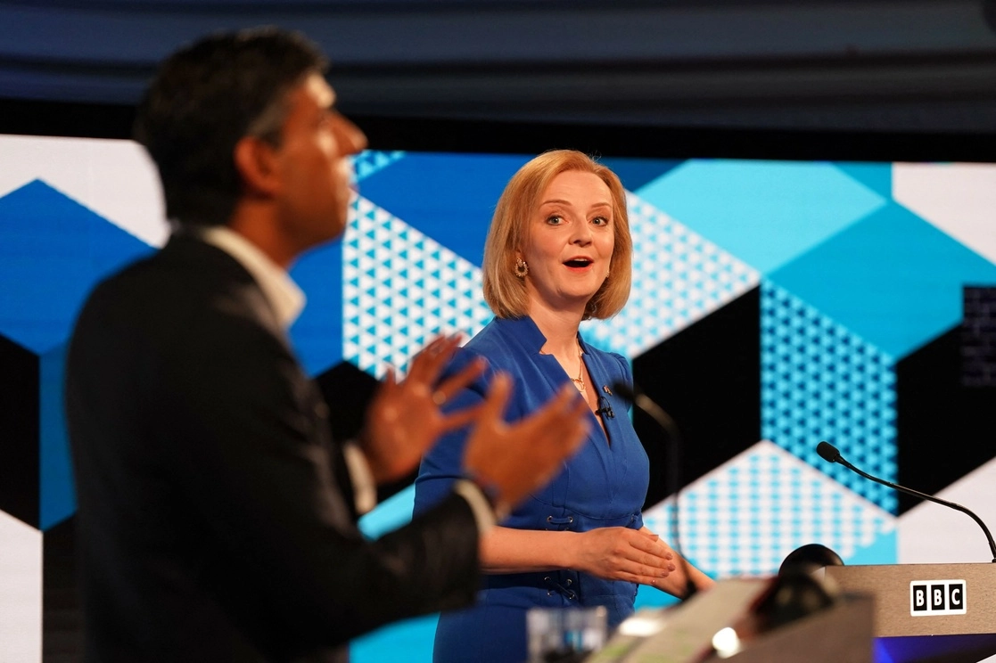 La ministra de Relaciones Exteriores, Liz Truss (derecha), y el ex ministro de Hacienda, Rishi Sunak, aspirantes a convertirse en el próximo primer ministro  participan en el programa de la BBC en Inglaterra. Foto Afp