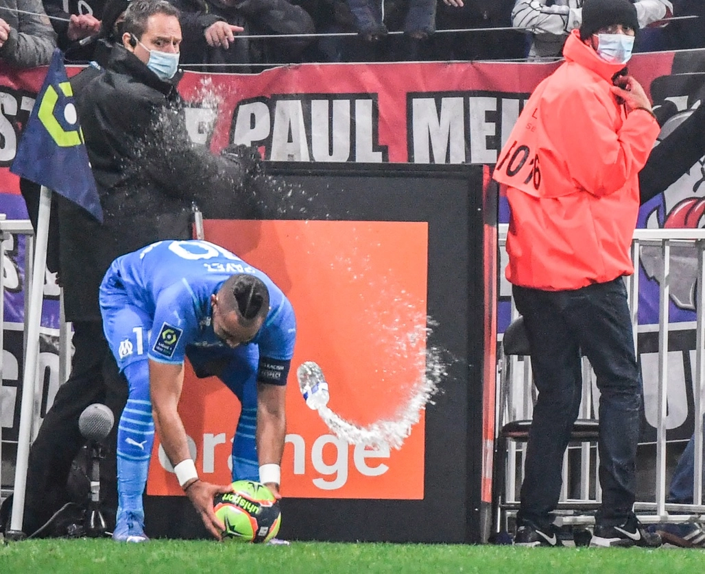La botella alcanzó la cabeza de Dimitri Payet durante los primeros minutos del duelo entre Lyon y Marsella. Foto Afp