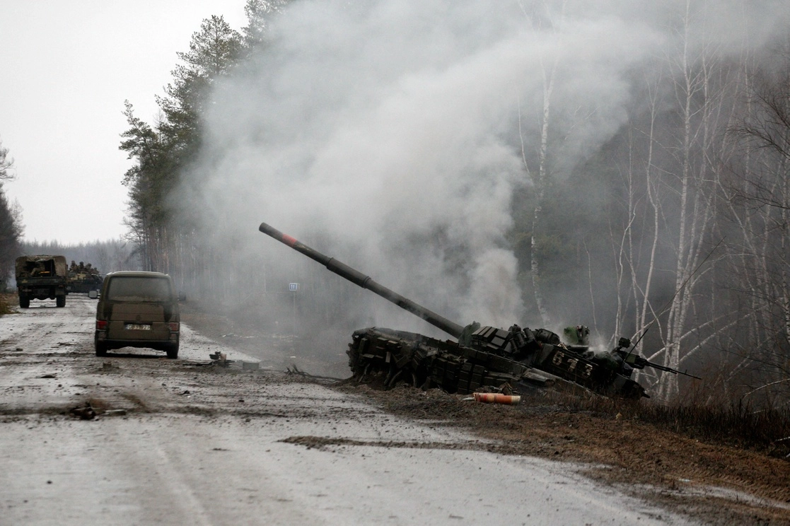 Un tanque ruso destruido por las fuerzas ucranias al costado de una carretera en la región de Lugansk, el 26 de febrero de 2022. Foto Afp