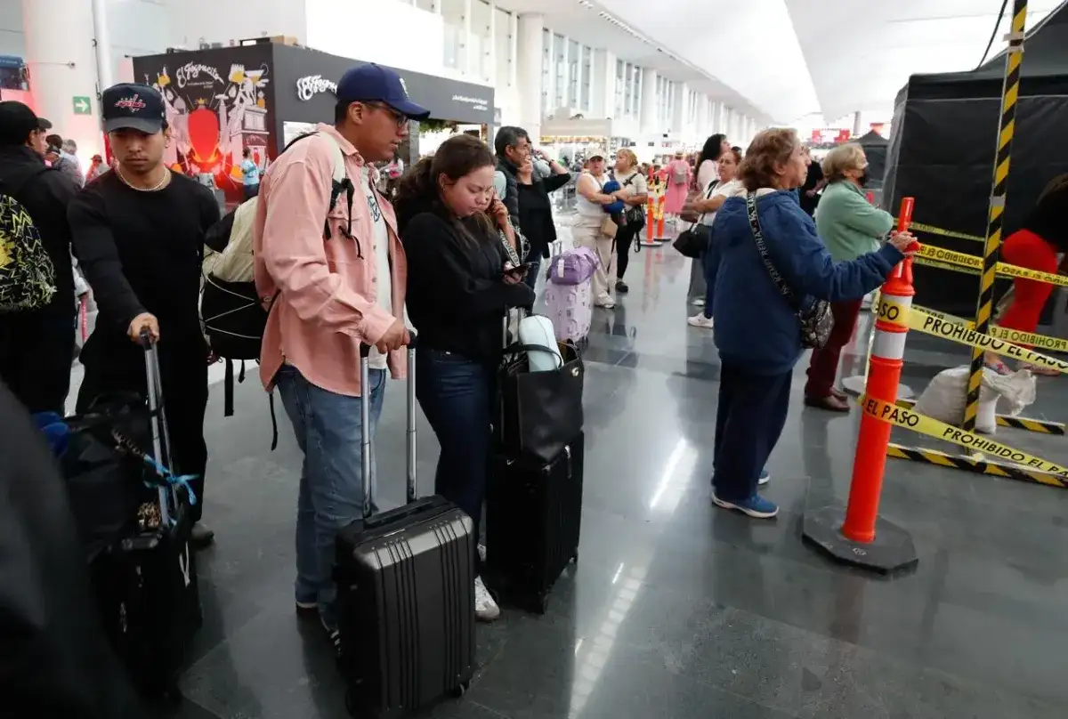 Usuarios del AICM esperan abordar su vuelo en la T1, el 28 de septiembre de 2025 Foto 