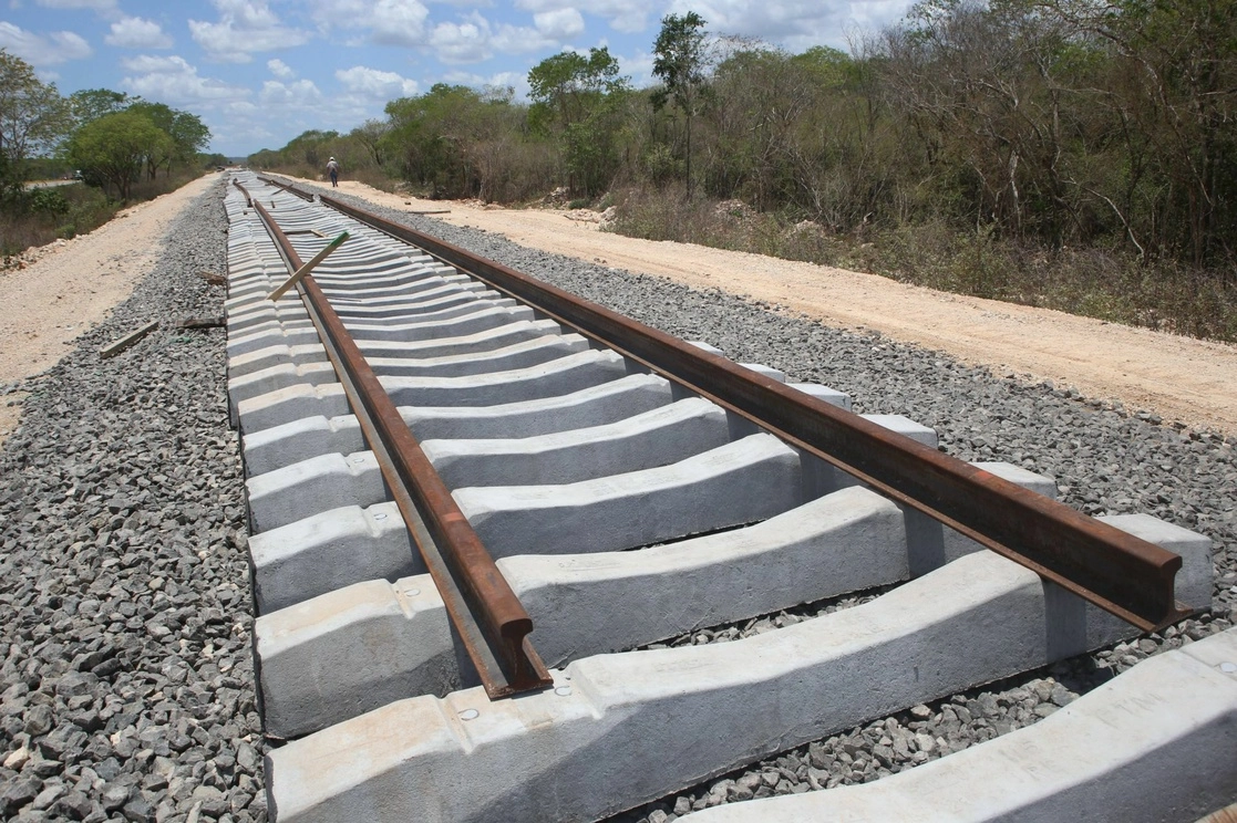 Trabajadores de la empresa Construcciones Urales, en asociación con GAMI Ingeniería e Instalaciones y AZVI, realizan la colocación y el tendido de 30 centímetros de grosor de piedra balasto y de durmientes y rieles en el Tramo 3 del Tren Maya. Foto Cuartoscuro / Archivo