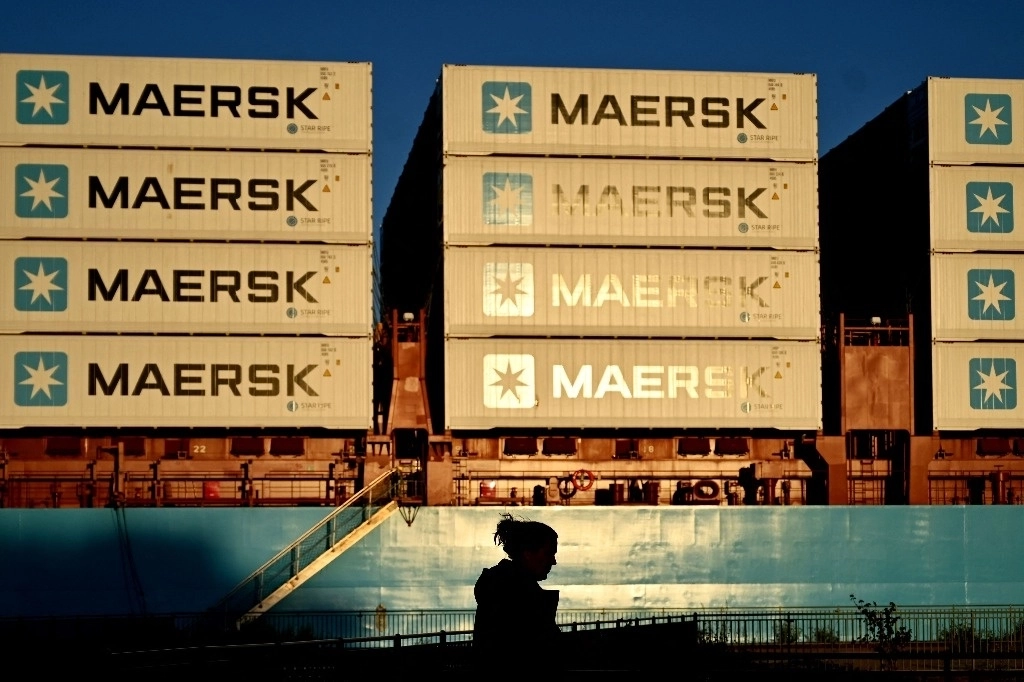 Contenedores de la naviera danesa Maersk son embarcados en el puerto de Copenhague. Foto Afp.