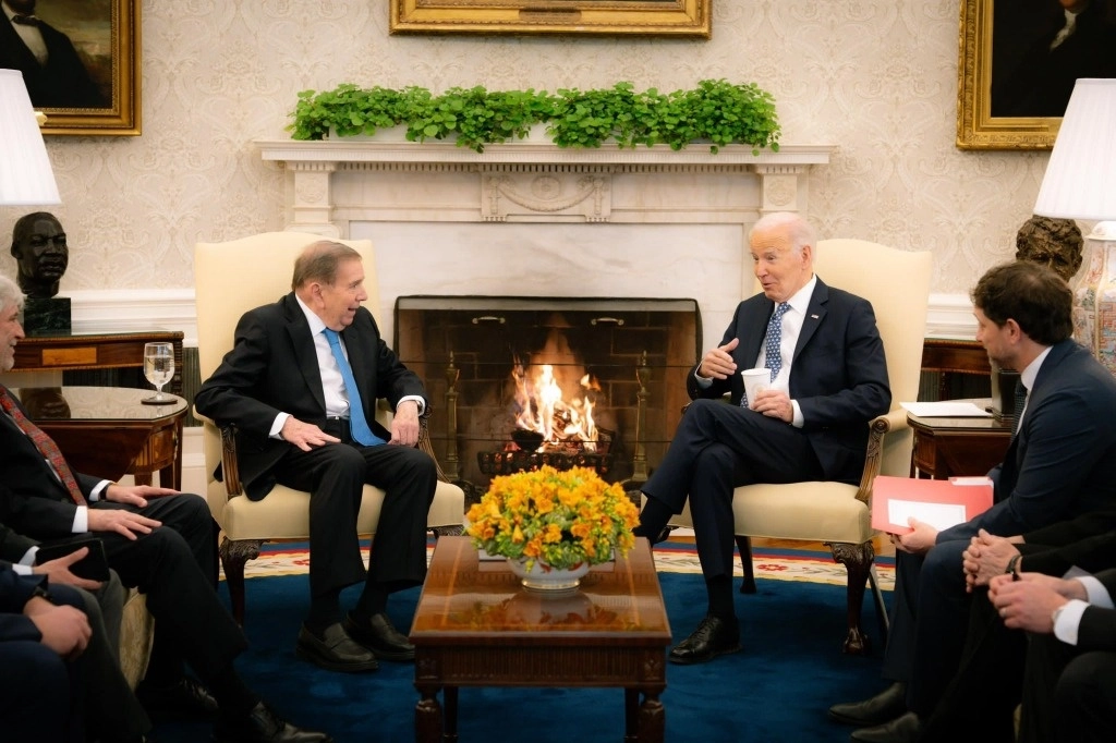 El opositor venezolano Edmundo González (a la izquierda) fue recibido en la Casa Blanca por el mandatario estadunidense, Joe Biden. “Hablamos sobre diversos aspectos de la relación bilateral”, declaró el ex candidato presidencial, quien perdió ante Nicolás Maduro. Foto tomada de X