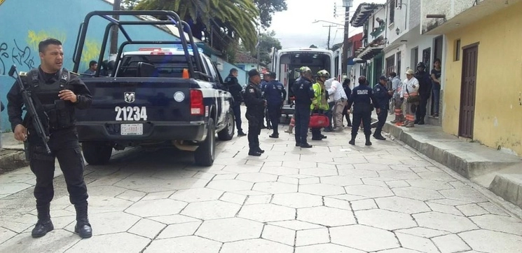 Personal de Protección Civil de Chiapas sube a una ambulancia a dos individuos que resultaron heridos de bala durante una confrontación en San Cristóbal de las Casas, entre dos familias, una de las cuales es apoyada por una banda delictiva de motociclistas. Foto 'La Jornada'




