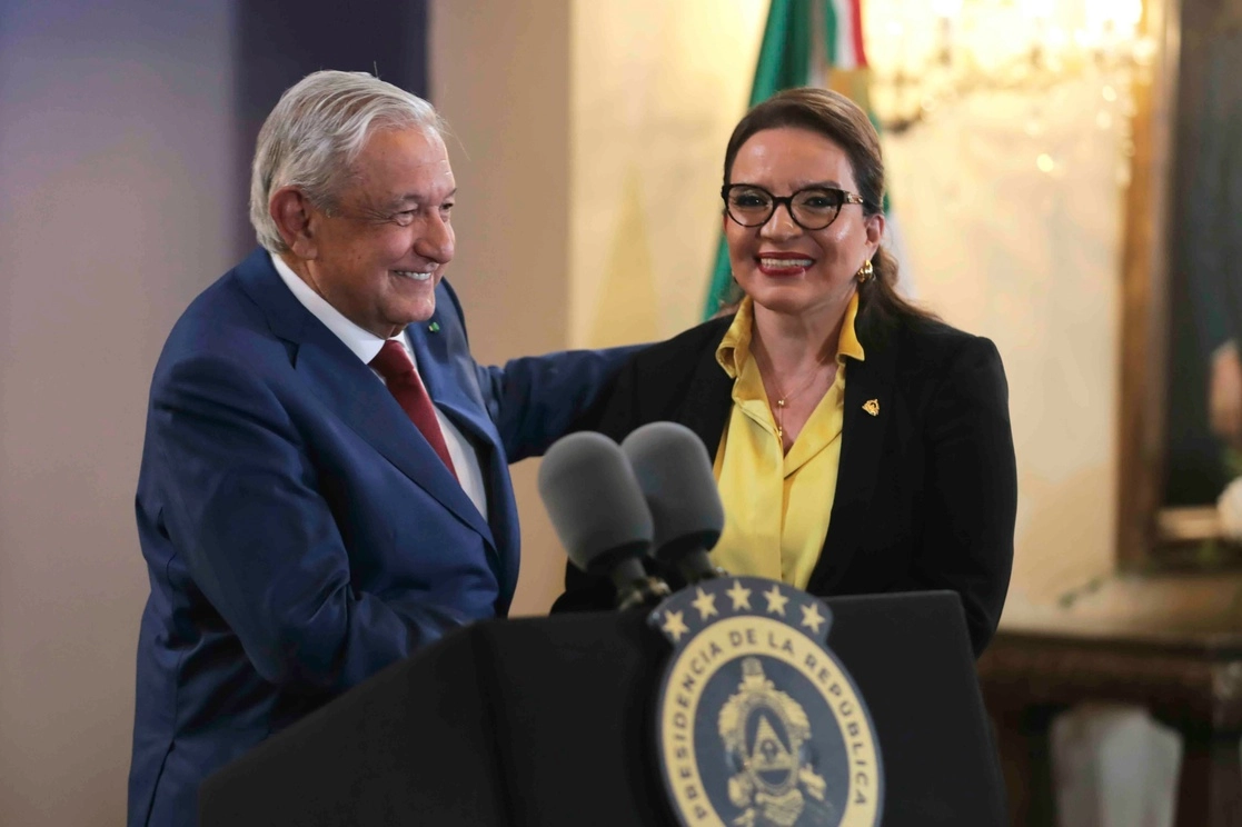 El presidente Andrés Manuel López Obrador (izq) junto con su homologa de Honduras, Xiomara Castro (der). Foto Presidencia