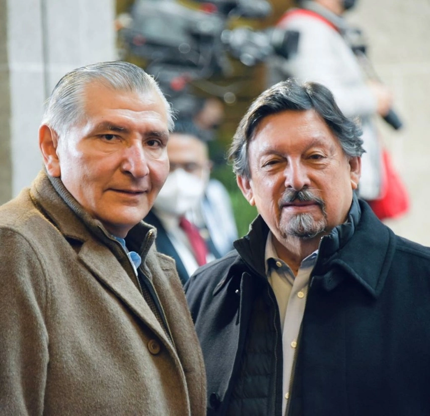 El secretario de Gobernación, Adán Augusto López, con el dirigente del Sindicato Minero, Napoleón Gómez Urrutia, en la reunión plenaria del grupo parlamentario de Morena. Foto Senado