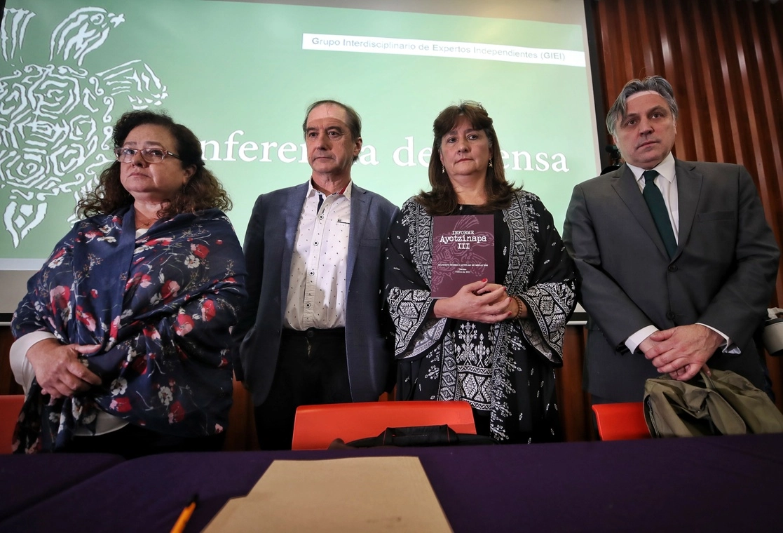 Claudia Paz, Carlos Beristain, Angela Buitrago y Francisco Cox,integrantes del GIEI al termino de la conferencia de prensa que ofrecieron para dar a conocer los avances en el caso Ayotzinapa. Foto: Marco Peláez 