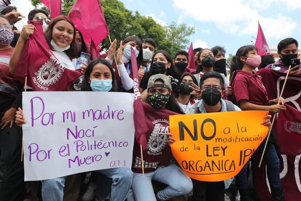 Contingentes de alumnos del IPN durante la marcha contra la modificación a la Ley Orgánica de la institución educativa, en la Ciudad de México, el 9 de septiembre de 2021. Foto Roberto García Ortiz