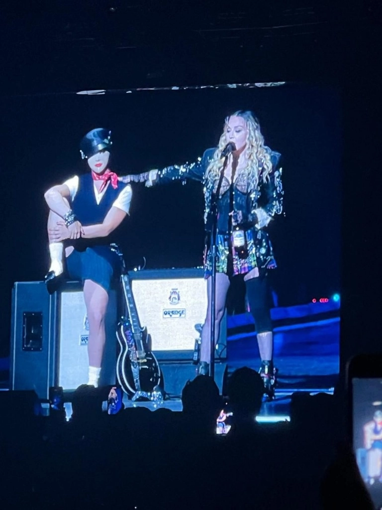 La emperatriz del pop apareció después de las 22.30 horas sobre el escenario y causó furor entre los frenéticos asistentes. Foto Ana Mónica Rodríguez.