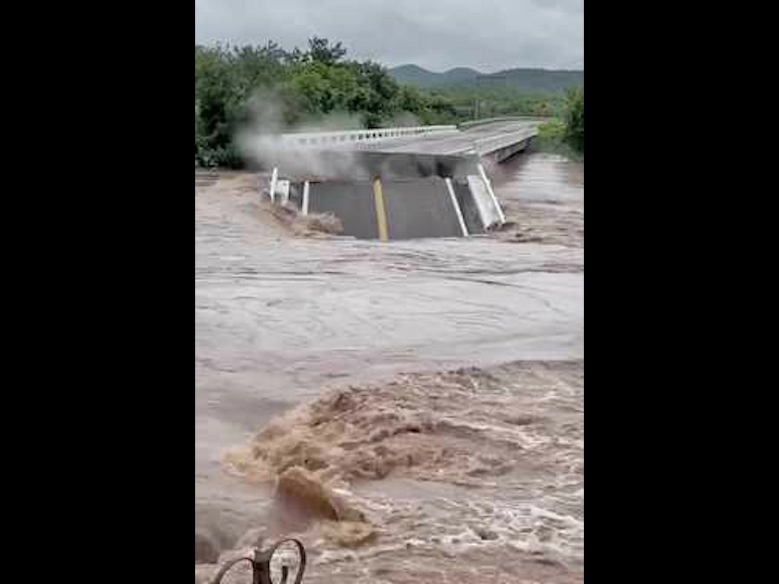 A causa del fenómeno meteorológico 'Nora', ayer se desbordó el río El Quelite y provocó el colapso del puente vehicular de la carretera Mazatlán-Culiacán, en Sinaloa. Imagen tomada de un video difundido en Twitter