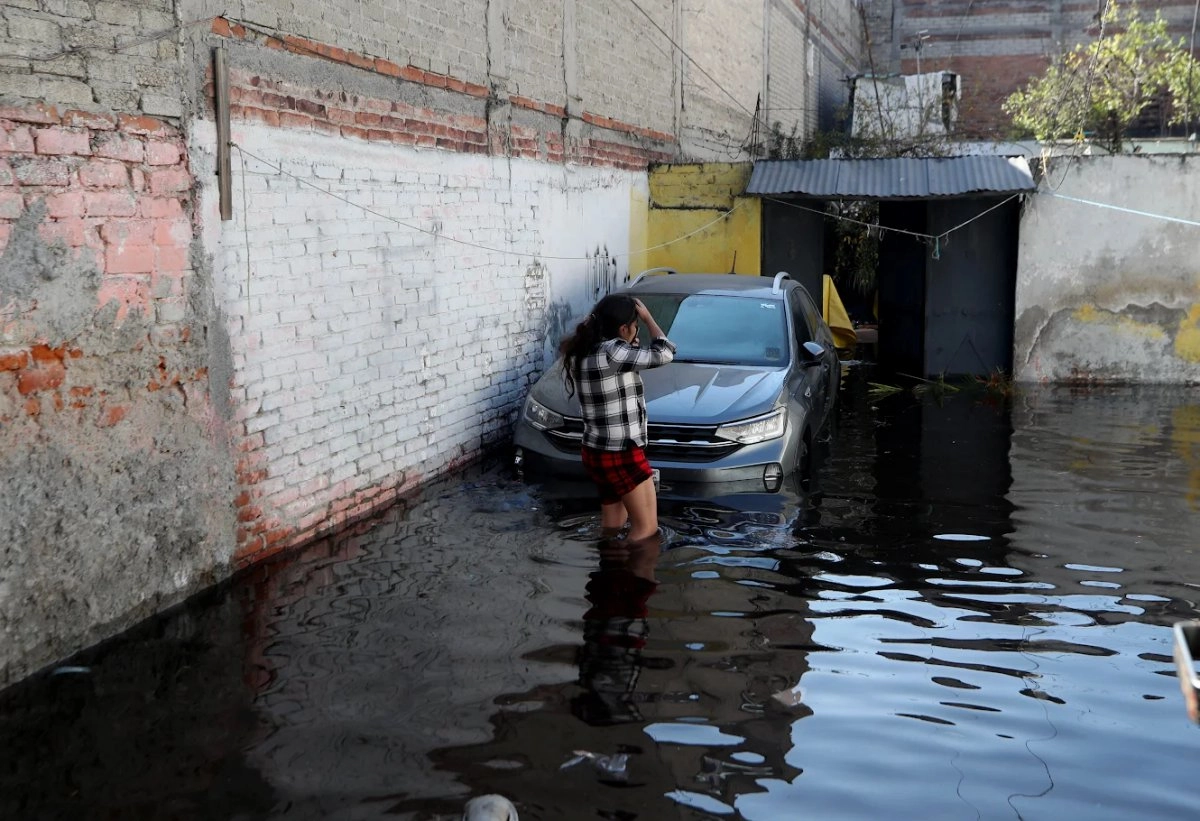 Desde temprano, la fuerza del agua sorprendió a vecinos de la colonia Patrimonio Familiar, pues se filtró por las entradas y terminó arrastrando enseres. En la avenida Antonio Valeriano se rompió un tubo de 12 pulgadas de diámetro, lo cual anegó cinco viviendas. Me desperté porque mi cama ya estaba nadando, relató una señora. 