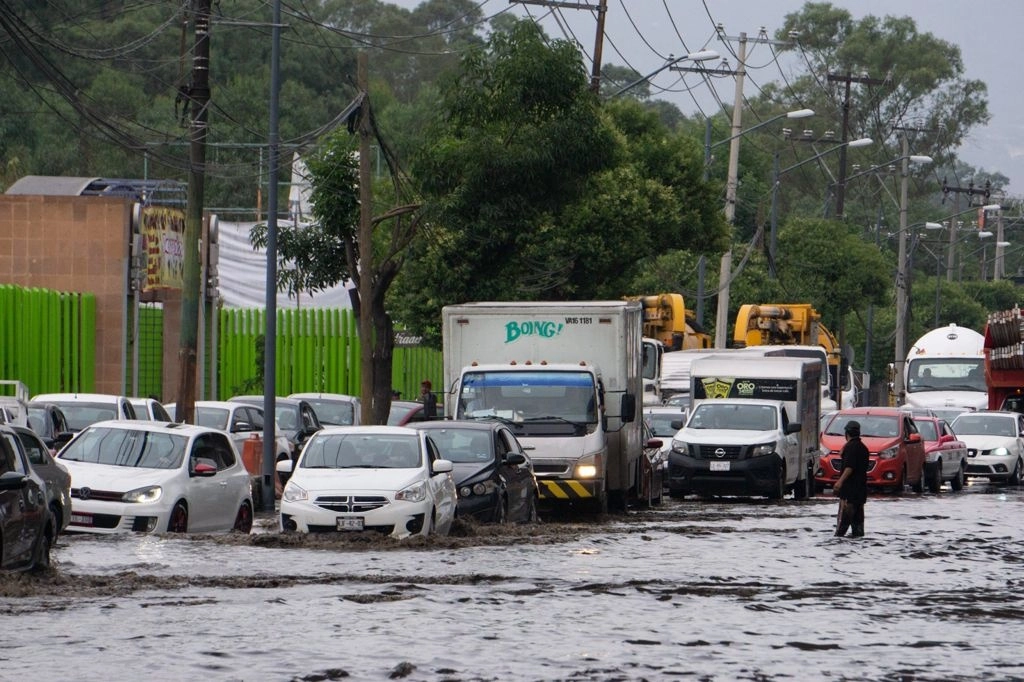 Autoridades informaron que una fuga de agua provocó una inundación de casi un kilómetro en el tramo de obra del puente vehicular Periférico-Cuemanco, en Xochimilco. Foto Pablo Ramos