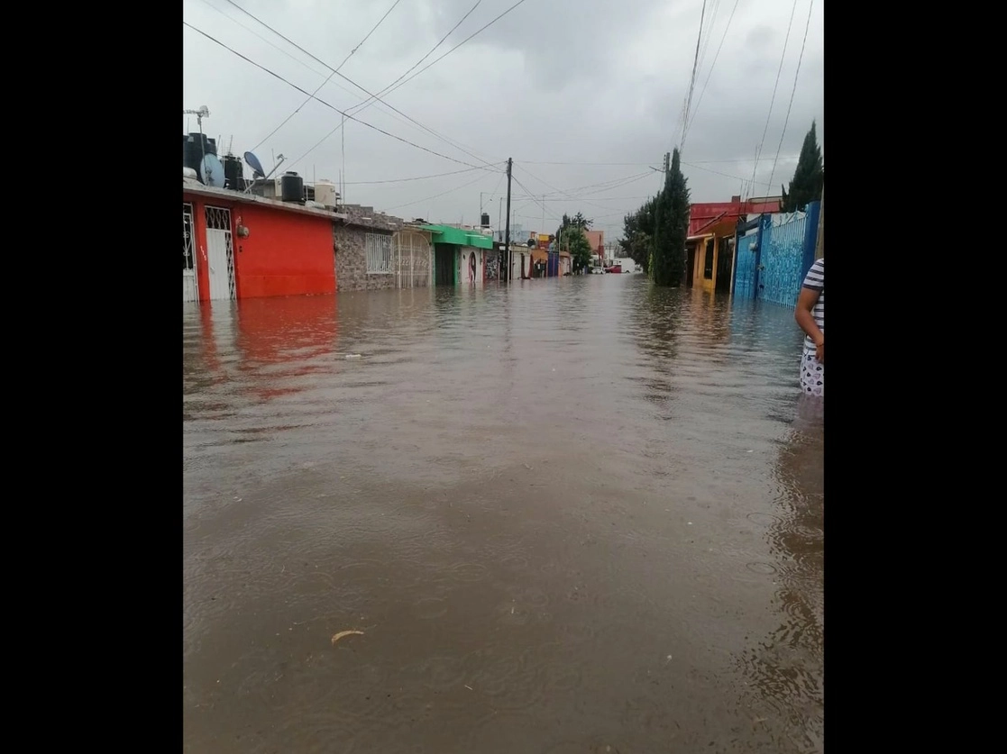 Las fuertes lluvias que han caído en las últimas horas en la región de El Altiplano, de Hidalgo, provocadas por el huracán Kay, categoría 1, han dejado diversas afectaciones en la zona. Foto ‘La Jornada’