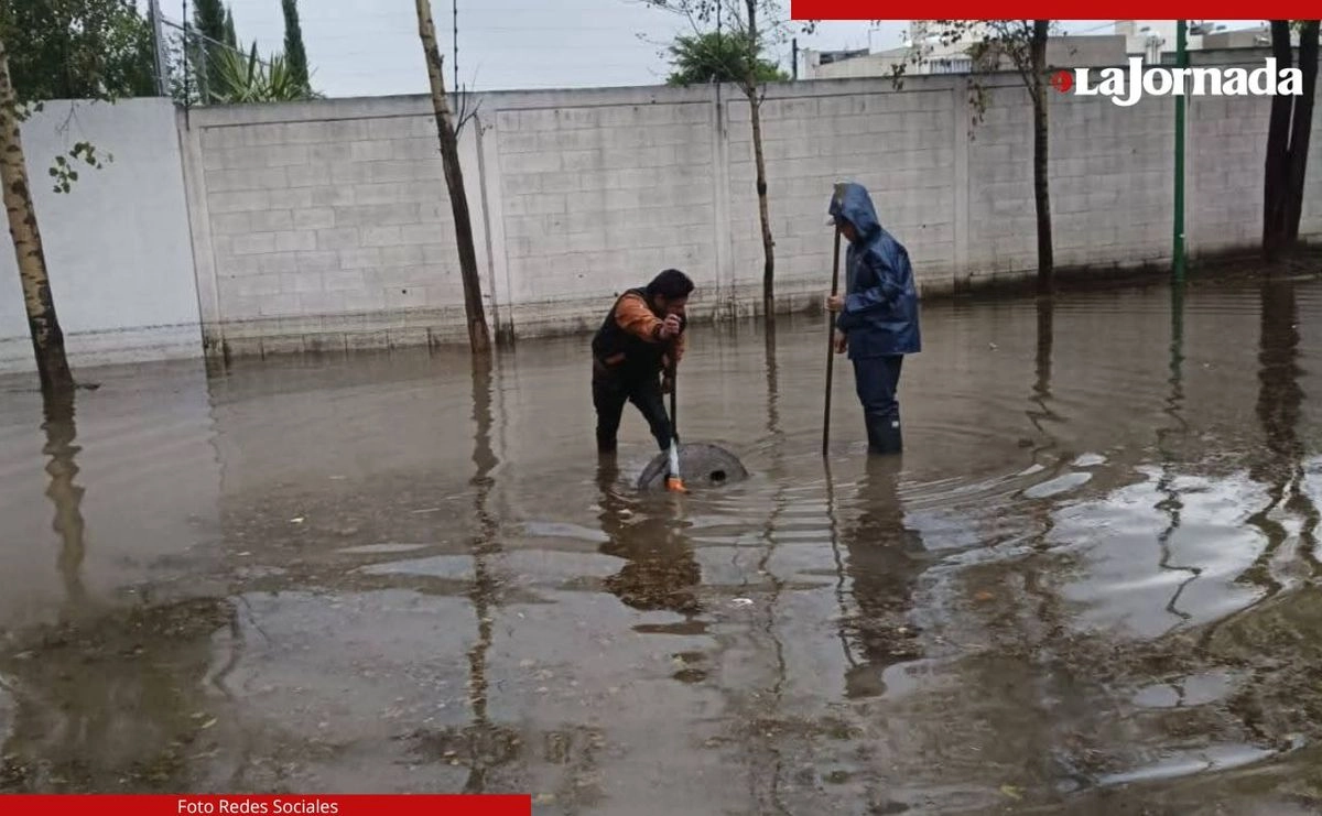 La carretera Vía Corta a Morelia, que cruza los municipios de Atizapán de Zaragoza y Nicolás Romero, registra fuertes escurrimientos, e incluso aguas del sistema de drenaje salen a borbotones por las coladeras. Las colonias como Transfiguración y Granjas Guadalupe registran afectaciones. Foto 