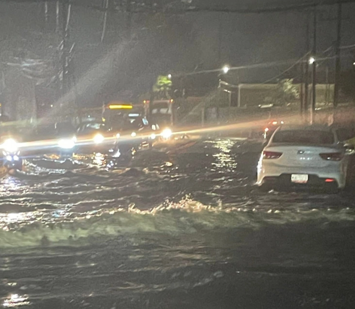La policía estatal ha enviado a la zona vehículos anfibios para sacar a la gente de sus hogares, aunque mucha gente prefiere mantenerse en sus casas para evitar actos de rapiña. Foto 