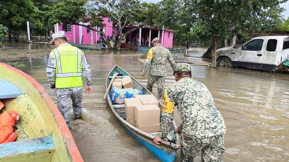 El gobernador García Jiménez dijo que el gobierno federal ya ha aprobado la declaratoria de emergencia para el estado de Veracruz y que con ello se recibirán más apoyos en los próximos días. Foto Protección Civil
