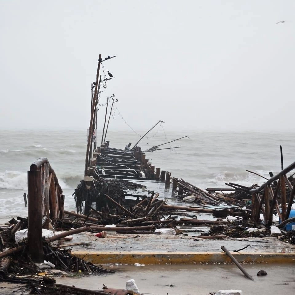 El principal muelle de Chelem, Yucatán, quedó destrozado tras el impacto del huracán 'Milton', el cual provocó ráfagas de viento e intenso oleaje. Foto tomada de la página de Facebook Sol Yucatán 